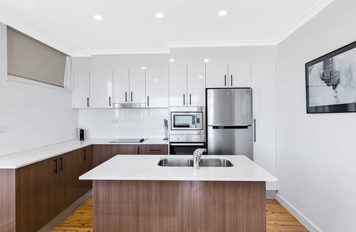 The Entrance Apartment | Golden Sands 1 - Absolute Beachfront
