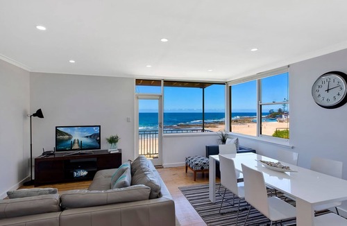 The Entrance Apartment | Golden Sands 1 - Absolute Beachfront