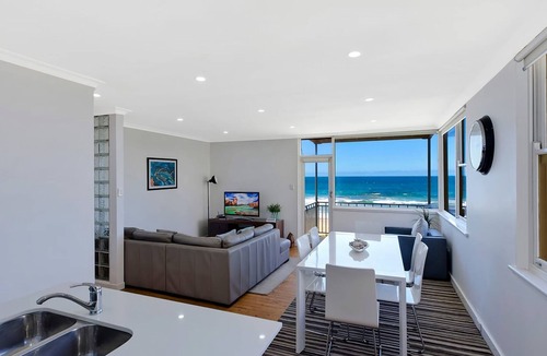 The Entrance Apartment | Golden Sands 1 - Absolute Beachfront