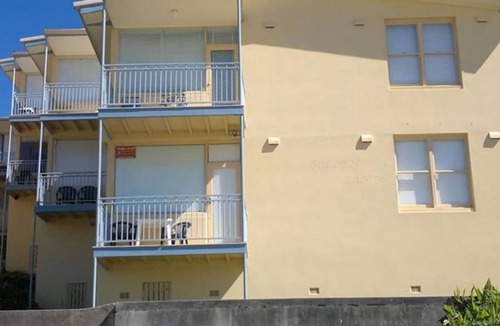 The Entrance Apartment | Golden Sands 1 - Absolute Beachfront