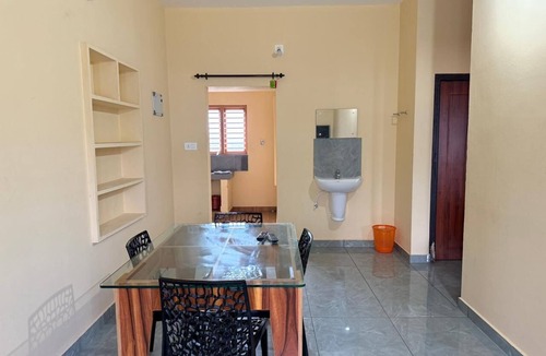 Kalpetta Apartment | Gorgeous 6-bedroom apartment in delightful Kalpetta North perfect for groups