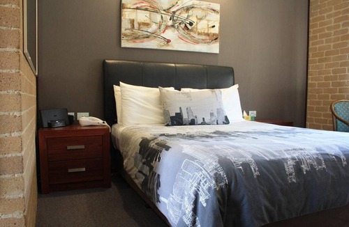 Queanbeyan East Hotel | Grand Manor Motor Inn - Queanbeyan