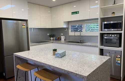 Fairfield West Apartment | Great Choice-3 Bedrooms-freeparking, sliding Gate