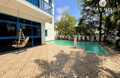 Chendhare Hotel | Greek Theme Room with Common Pool