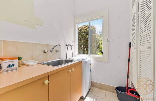 Greenwich House | Greenwich Luxury near Wharf/Train/CBD steps to Sean