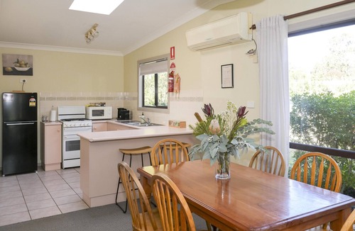Pokolbin Cabin | Greyvillea Cabin 3 - 2 bedroom with 2 x queen beds