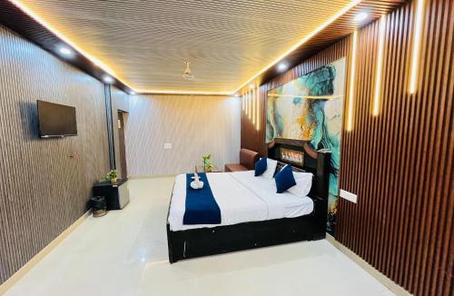 Sainik Farm Hotel | Happy Residency - Near Saket Metro
