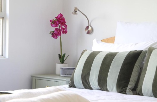 McMahons Point Apartment | Harbour Bridge Views at Pool Sleeps 4 Parking
