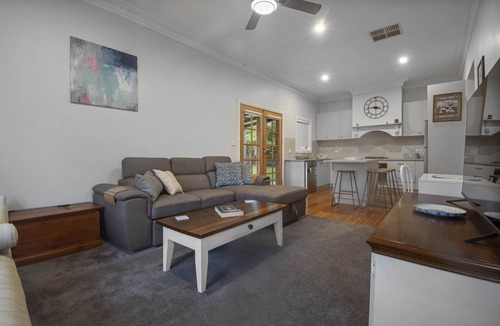 North Wagga Wagga House | Hayes Corner Cottage Walk to River North Wagga