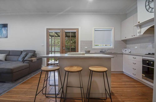 North Wagga Wagga House | Hayes Corner Cottage Walk to River North Wagga