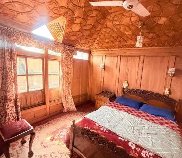 Dal Lake Boat Rental | Heritage Shreen Houseboat