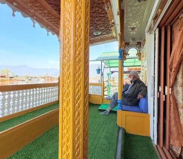 Dal Lake Boat Rental | Heritage Shreen Houseboat