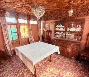 Dal Lake Boat Rental | Heritage Shreen Houseboat