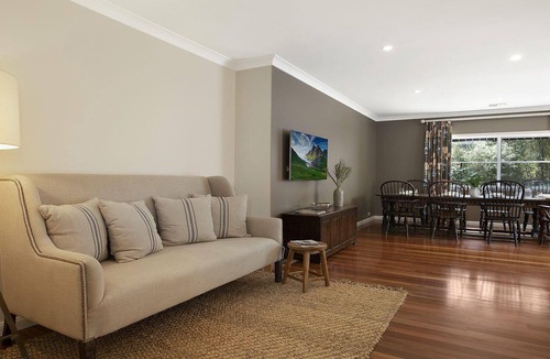 Bowral House | Hillview Cottage – beautiful gardens, distant views and a comfortable stroll to town