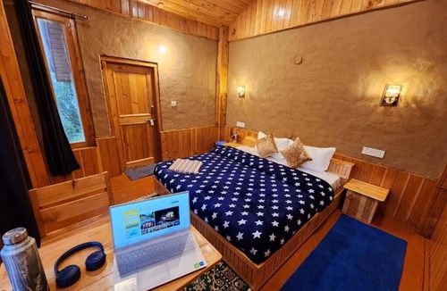 Banjar Hostel | Hipostel Laida King Room with Mountain View