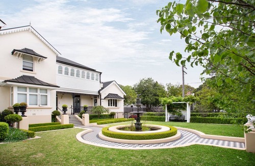 Lewisham Apartment | Historic Art-filled Studio Close to Transport