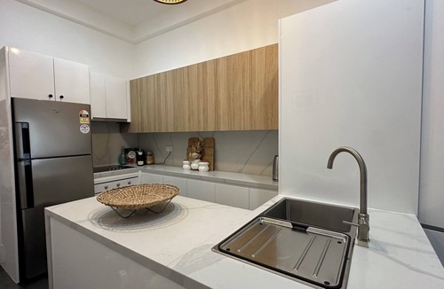 Bondi Beach Apartment | HolidayRento 2BR Beachfront Building Bondi Beach
