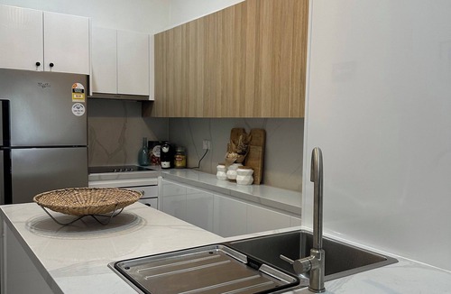 Bondi Beach Apartment | HolidayRento 2BR Beachfront Building Bondi Beach