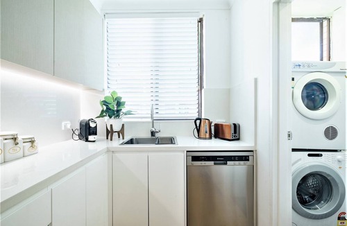 North Bondi Apartment | HolidayRento 2BR Bondi Beach with Air Con & Pool