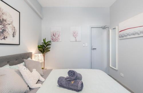 Surry Hills House | Homely Double Room - AC - 1Min Walk to Central - Close to Darling Harbour Chinatown CBD - Shared Bathroom