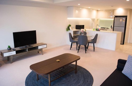 Reid Apartment | Homely Modern Apt between the Lake and City - Hosted by CanStay