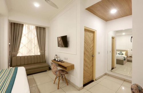 Noida Hotel | Hotel Emerald Suites By Aura