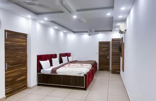 Noida Hotel | Hotel JS Garden Luxury Stays & Suits
