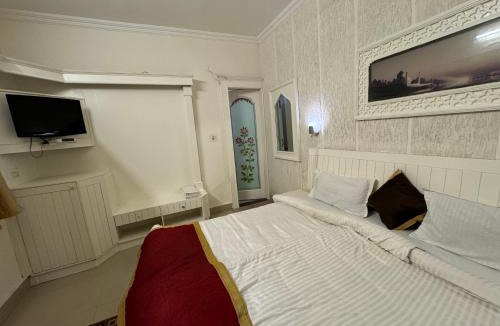 Taj Ganj Hotel | Hotel Kamal Nearest To Taj Mahal