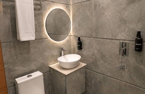 Barsana Hotel | Hotel Kanta Kuteer Barsana