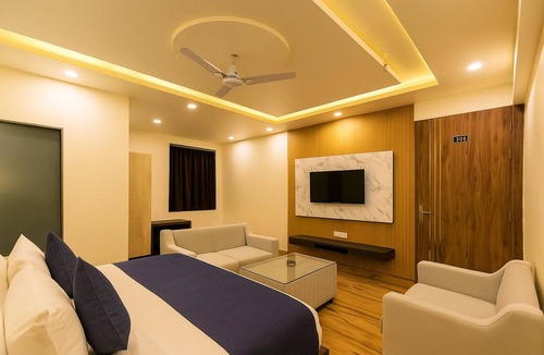 Alambagh Hotel | Hotel Manglam Inn Near CCS International Airport