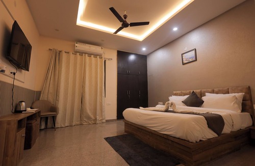 Vrindavan Hotel | Hotel Mango Tree, Vrindavan