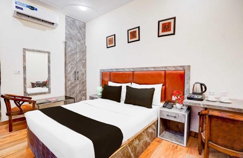 Indirapuram Hotel | Hotel O Indirapuram Premium