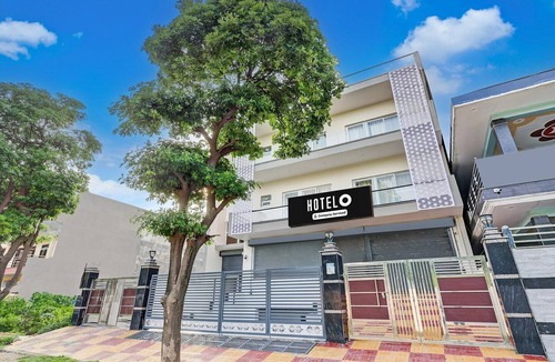 Greater Noida House | Hotel O Pari Chowk Metro Station