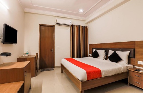 Sector 70 Hotel | Hotel O Red Carpet Hotels