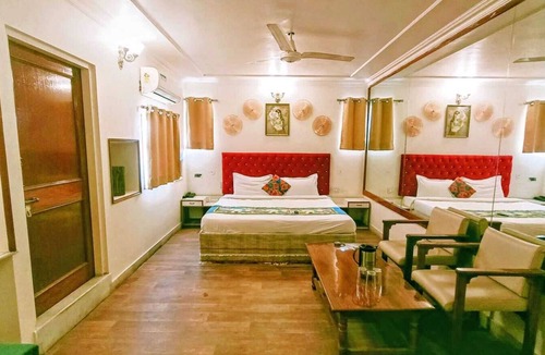 Sindhi Camp Hotel | Hotel Pink Palace