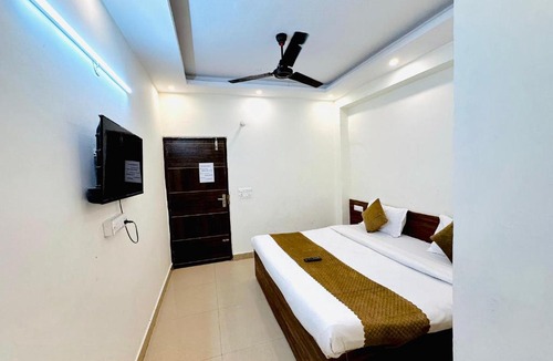 Sector D Hotel | Hotel Poonam Palace - ILBS Hospital