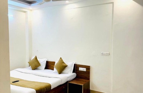 Sector D Hotel | Hotel Poonam Palace - ILBS Hospital