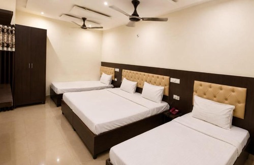 Chandigarh Hotel | Hotel Red Hut Chandigarh railway station