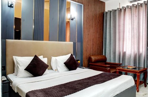 DLF City Hotel | Hotel Rivlet By Carlton Suites