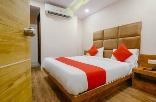 Navrangpura Hotel | HOTEL SAFARI INN C G ROAD