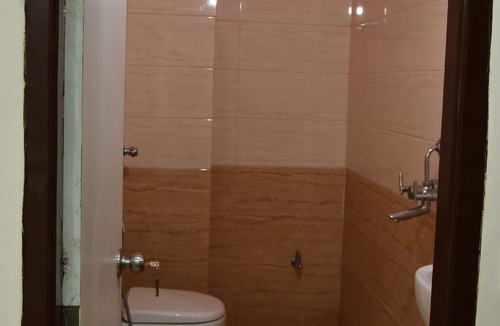 Varanasi Hotel | Hotel Sarweshwary