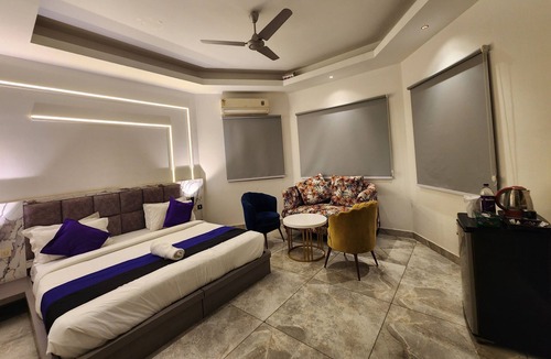 Sector 14 Hotel | Hotel Square 9 Inn