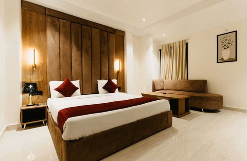 Gomti Nagar Hotel | Hotel SS4 Crystals