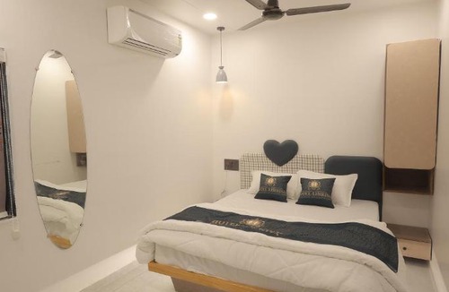 Surat Hotel | Hotel The Librish