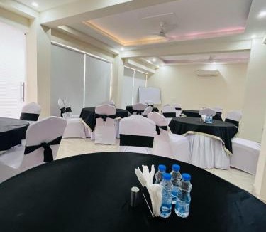 Sushant Lok Hotel | Hotel The Luxe 18 - Golf Course Road