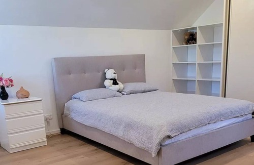 Chifley House | House close to beaches, transport and airport