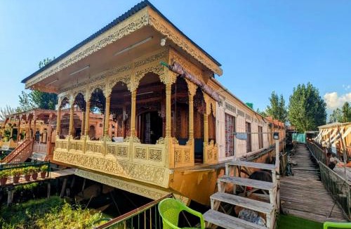Dal Lake Apartment | Houseboat Golden Hind Heritage