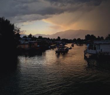 Dal Lake Boat Rental | Houseboat Hood