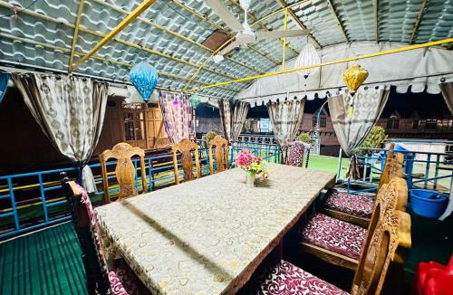 Dal Lake House | Houseboat New world