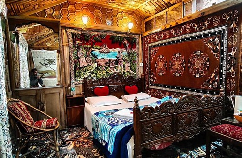 Dal Lake Hotel | Houseboat young Minar